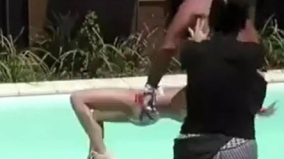 Momento que Romina tiró a Alfa. Foto: captura.