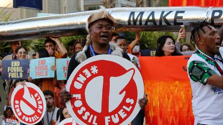 Activistas climáticos protestan contra los emisores de combustibles fósiles durante la COP28. Foto: Reuters.