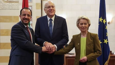 Nikos Christodoulides; Najib Mikati y Ursula Von der Leyen. Foto: Reuters.