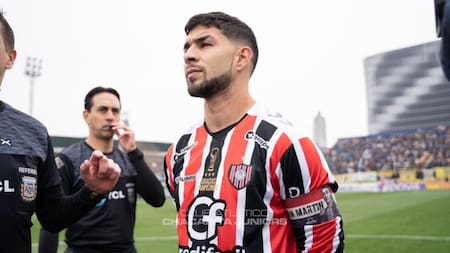 Lucas Perdomo, capitán de Chacarita Jr, sufrió un accidente y debió ser hospitalizado. Foto: X/@ChacaOficial.