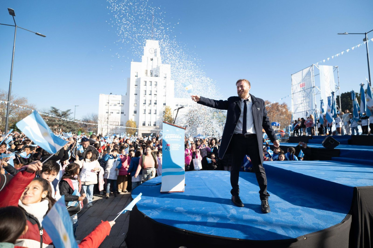 Federico Otermín tomó la Promesa de Lealtad a la Bandera a miles de estudiantes de Lomas de Zamora. Foto: Prensa.