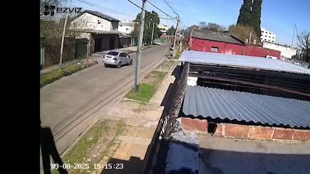 Impactantes imágenes: un conductor atropelló a un ciclista, bajó del auto para apartar el cuerpo y escapó con una pasajera a bordo