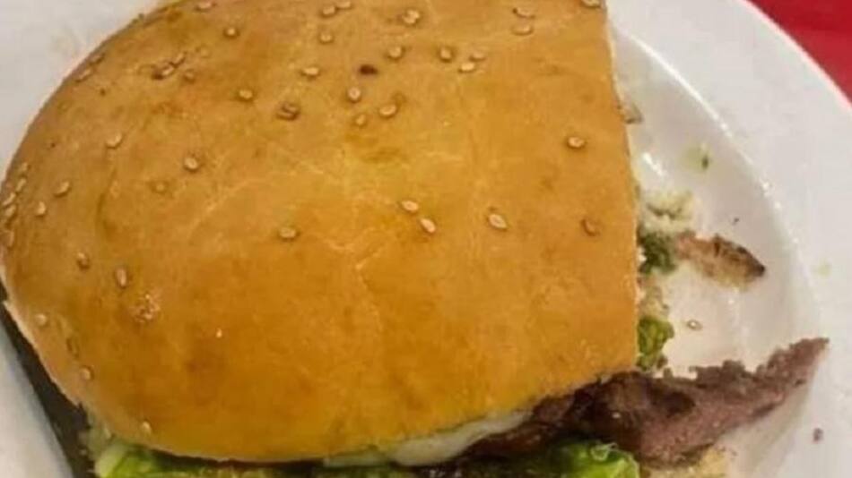 Estaba comiendo una hamburguesa y encontró un dedo humano