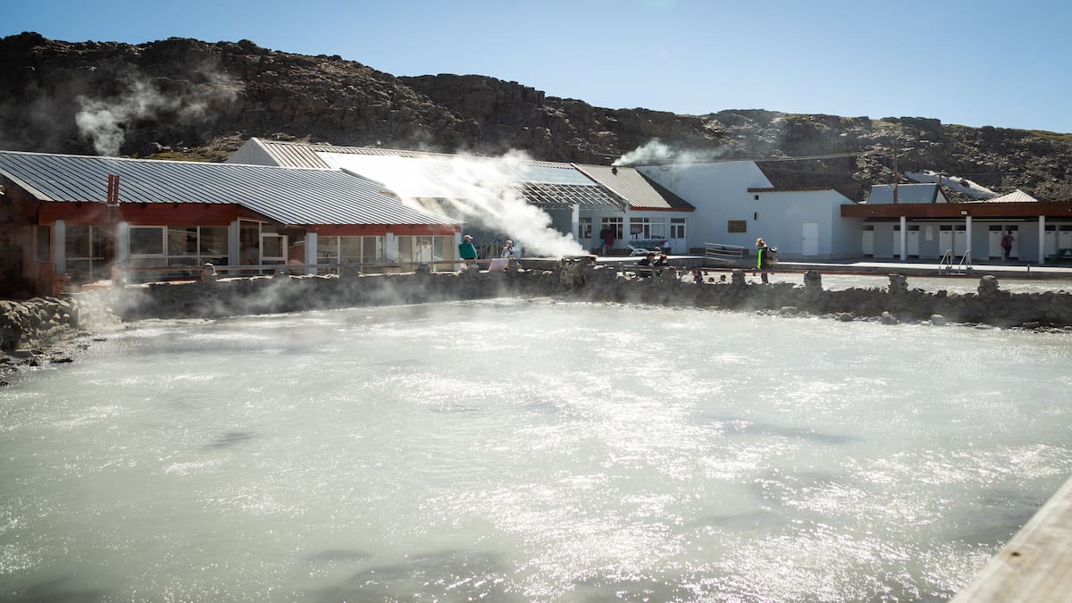 En Neuquén, Copahue ofrece aguas termales entre nieve, vapor y paisajes volcánicos