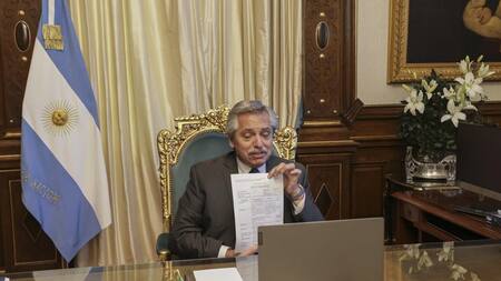 Alberto Fernández mantiene una videoconferencia con el presidente de laboratorios Richmond, Marcelo Figueiras, NA