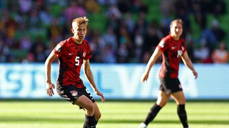 Rebecca Quinn, la primera futbolista transgénero no binaria en jugar un Mundial de la FIFA. Foto: Reuters.