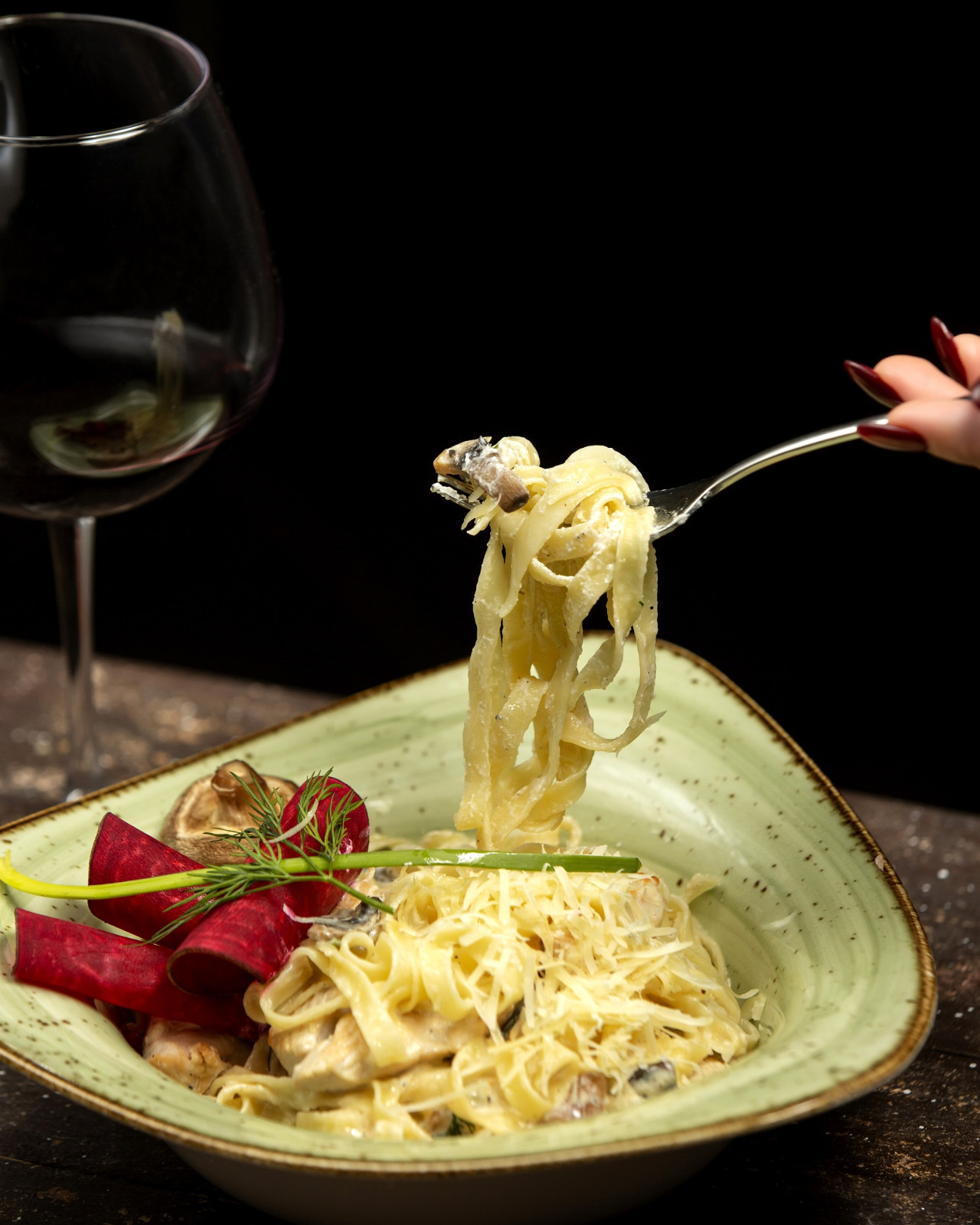 Fideos cacio e pepe. Foto FREEPIK