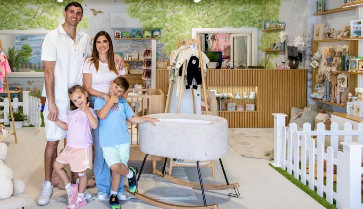 Dibu Martínez y esposa