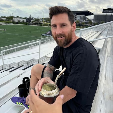 Lionel Messi tomando mate. Foto X @eldoradoio