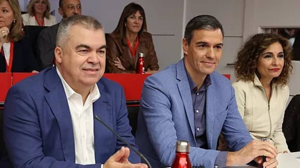 Santos Cerdán junto a Pedro Sánchez y María Jesús Montero. Foto: EFE.