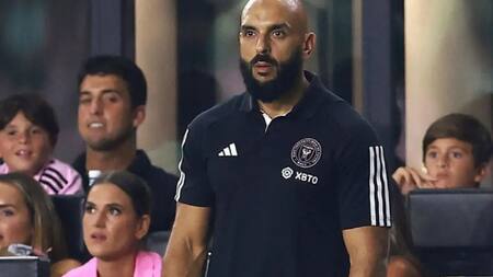 Video: el guardaespaldas de Messi interceptó a un fan que se metió a la cancha para saludarlo