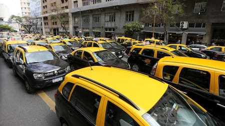 Protesta de taxistas contra ley de reemplazo de taxímetros por tablets
