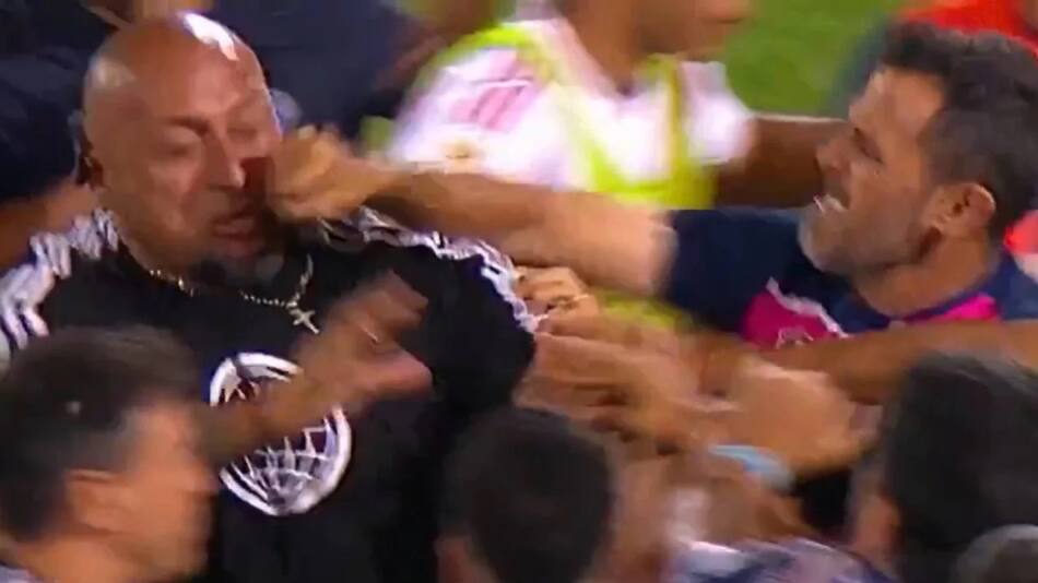 Agresión a La Roca, seguridad privada de River, tras el partido ante Independiente Rivadavia. Foto: Captura de video.