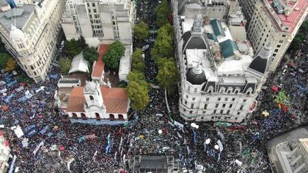 Movilización masiva en Plaza de Mayo en paro general de gremios opositores contra el Gobierno