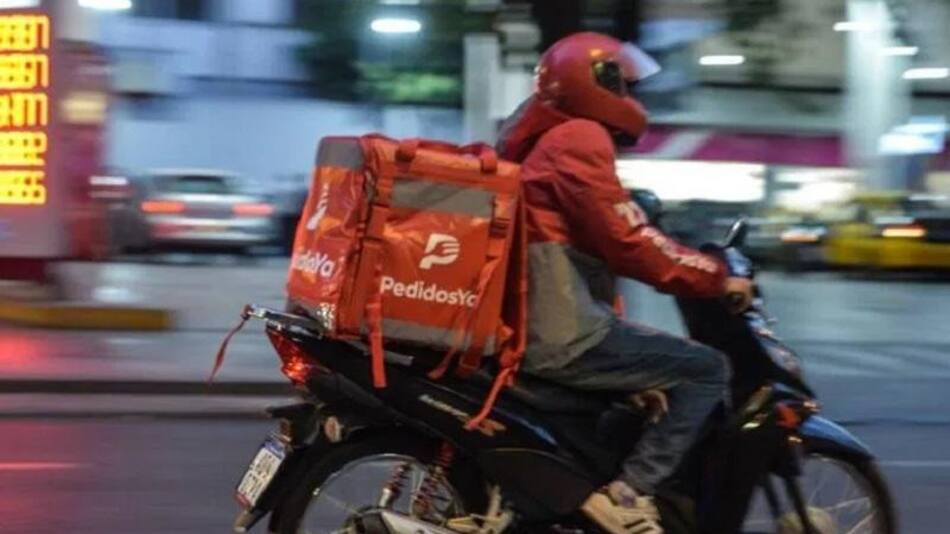 Viral en Twitter: evitó que le roben la moto a un repartidor y recibió una inesperada sorpresa