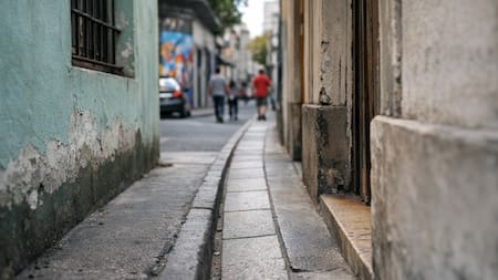 La increíble historia de la vereda más angosta de Buenos Aires: un vestigio del tren de las basuras