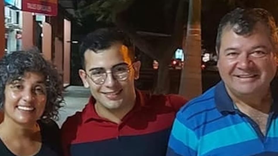 César Sena y sus padres