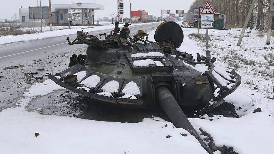 Conflicto entre Rusia y Ucrania, ataque a Kiev, tanque destruido, Reuters