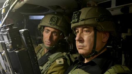Benjamin Netanyahu junto a soldados israelíes en Rafah. Foto: archivo, REUTERS.
