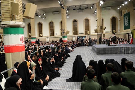 Ali Jameneí, líder supremo de Irán ante estudiantes. Foto: REUTERS.