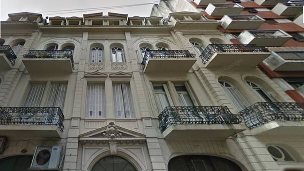 Pánico en Microcentro: un rayo cayó sobre un edificio