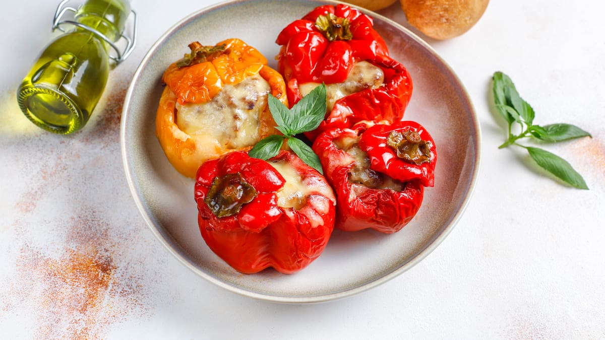 Sin horno ni sartén: la receta ideal oara hacer morrones rellenos en el microondas en 5 minutos