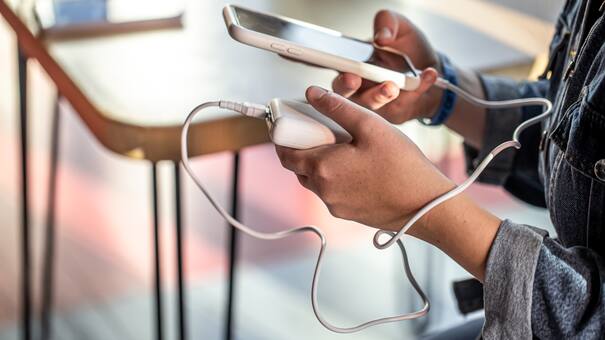 Lo estabas haciendo mal: esta es la peor hora del día para cargar el celular, segun especialistas