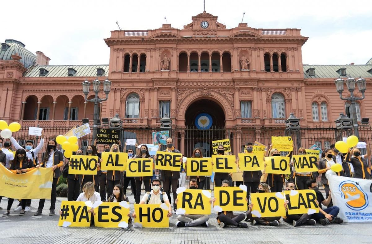 Trabajadores de FLybondi en protesta frente a Casa Rosada, NA