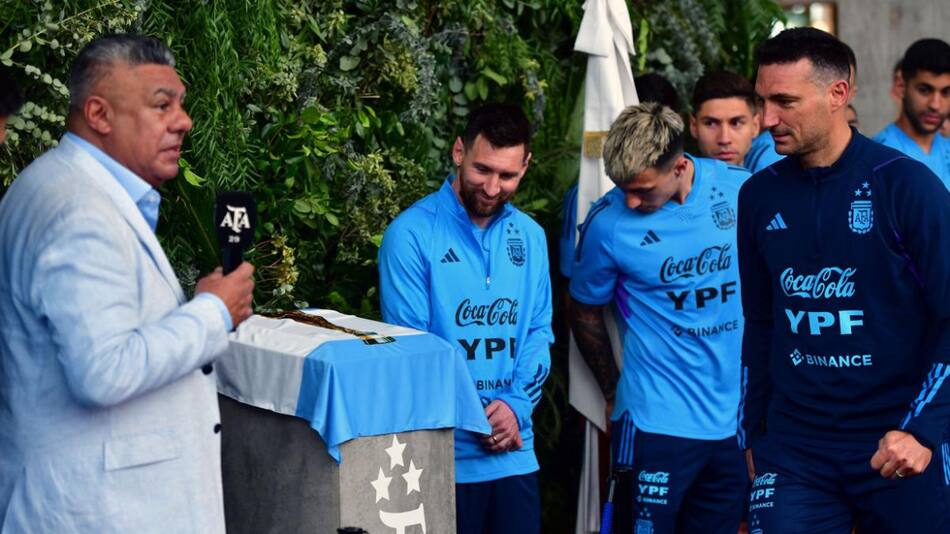 Chiqui Tapia, Lionel Messi, Lionel Scaloni. Foto: Télam.