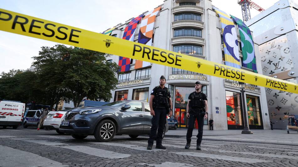 Un policía herido en un ataque con cuchillo en los Campos Elíseos de París. Foto: Reuters