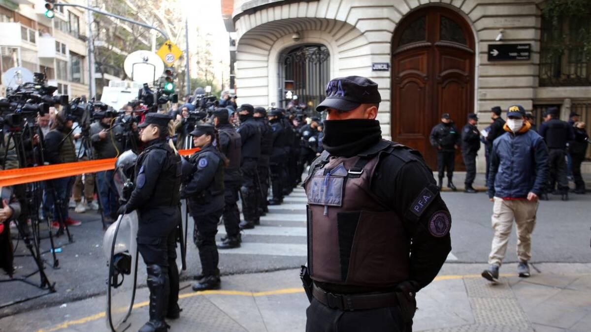 Policía Federal en el departamento de Recoleta de Cristina Kirchner. Foto: NA