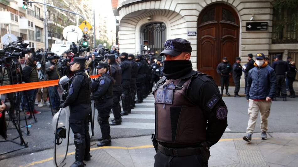 Policía Federal en el departamento de Recoleta de Cristina Kirchner. Foto: NA