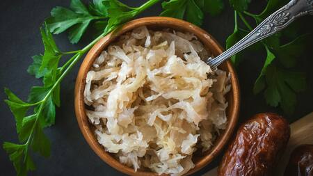 El chucrut tiene beneficios para la salud intestinal.