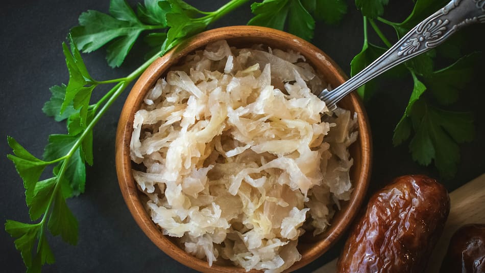 El chucrut tiene beneficios para la salud intestinal.
