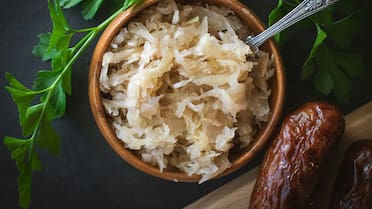 Un clásico fermentado que acompaña carnes y mejora la digestión: el paso a paso para hacer chucrut alemán casero