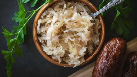 El chucrut tiene beneficios para la salud intestinal.