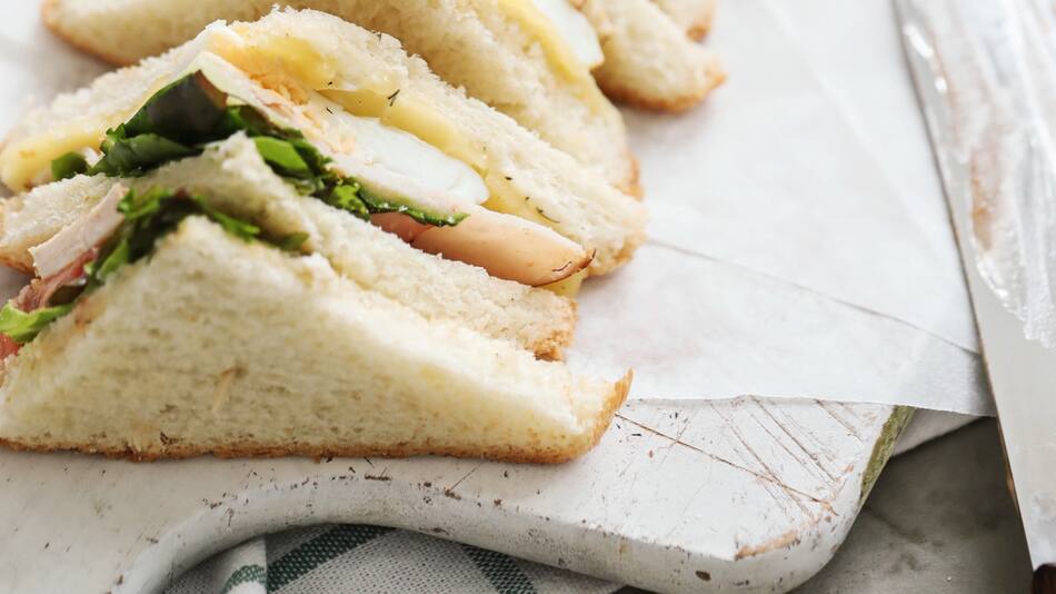 Paso a paso, cómo preparar sándwiches de miga XXL. Foto: Instagram.