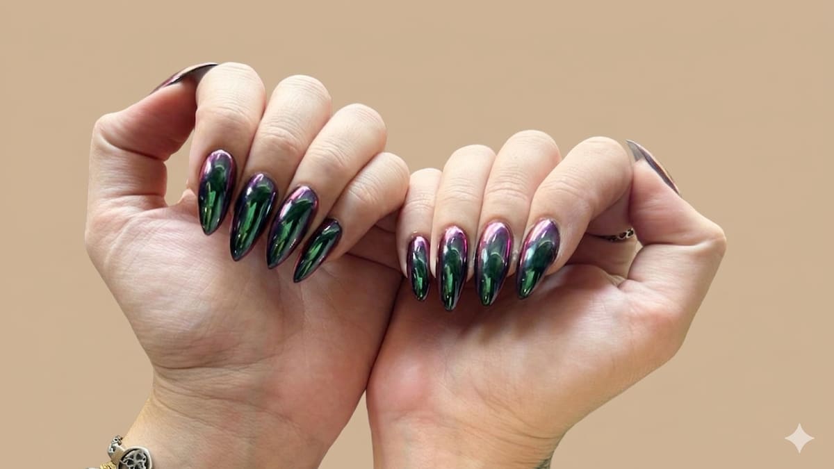 Chrome nails: la manicura futurista.