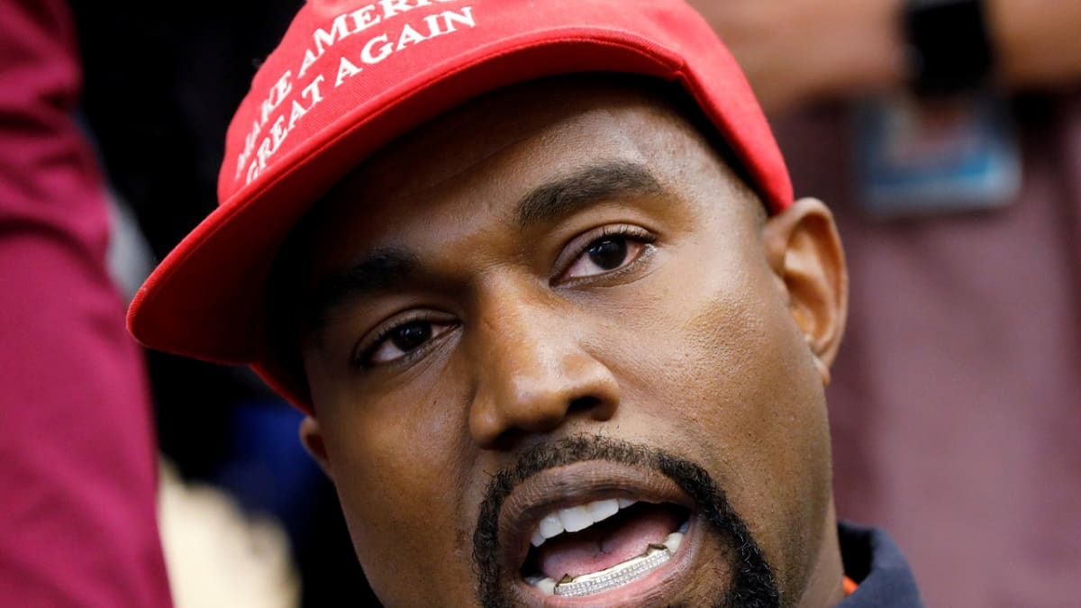 Kanye West con una gorra de apoyo a Donald Trump. Foto: Reuters.