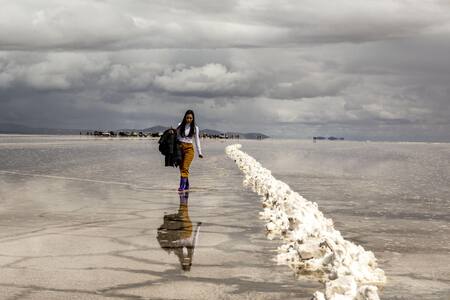Turistas visitan el salar de Uyuni para pasar el año nuevo. Foto: EFE.