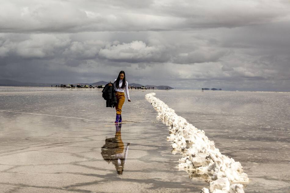 Turistas visitan el salar de Uyuni para pasar el año nuevo. Foto: EFE.