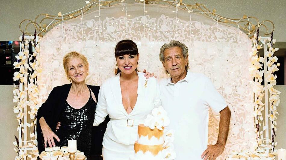 Andrea Estévez junto a u madre y su padre