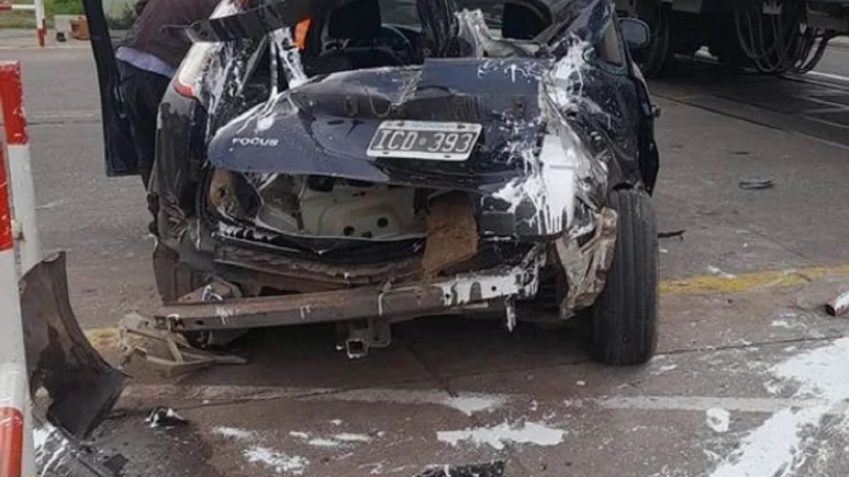 Así quedó el auto tras chocar contra el tren Sarmiento. Foto: redes.