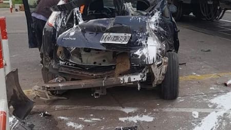 Así quedó el auto tras chocar contra el tren Sarmiento. Foto: redes.