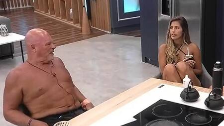 Alfa le cuenta a sus compañeras lo que le gritaron desde el exterior. Foto: captura.