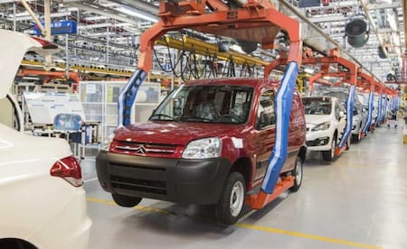 La industria automotriz afectada por el cepo recargado impuesto por el BCRA. Foto: NA.