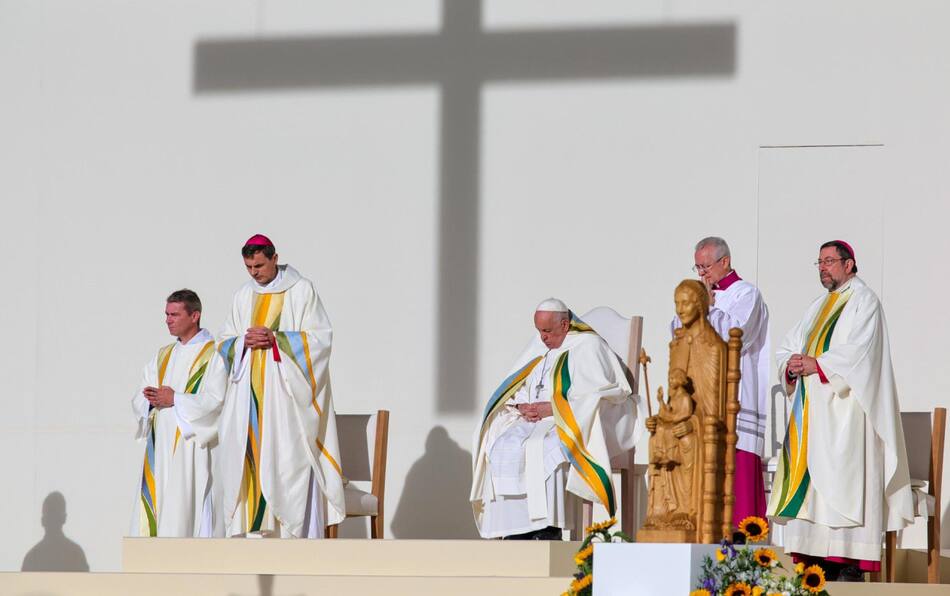 El Papa Francisco asiste a la santa misa y beatificación de Ana de Jesús en el estadio Heysel de Bruselas, Bélgica, el 29 de septiembre de 2024. EFE