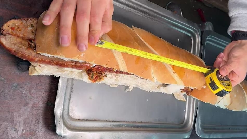 Furor por la parrilla que vende un choripán de más de un metro.