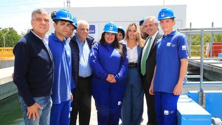 Malena Galmarini, Alberto Fernández y Juan Zabaleta en la Planta Depuradora Hurlingham. Foto: Prensa.
