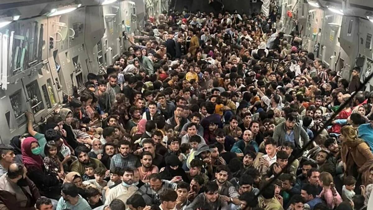 640 afganos huyeron en la bodega de un avión militar estadounidense